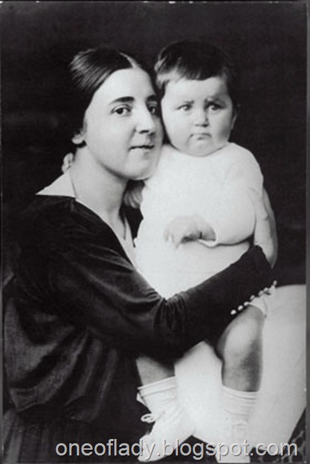 Включаючи історію самогубства 30-річної дружини 55-річного Сталіна в ніч на 9 листопада 1932 року