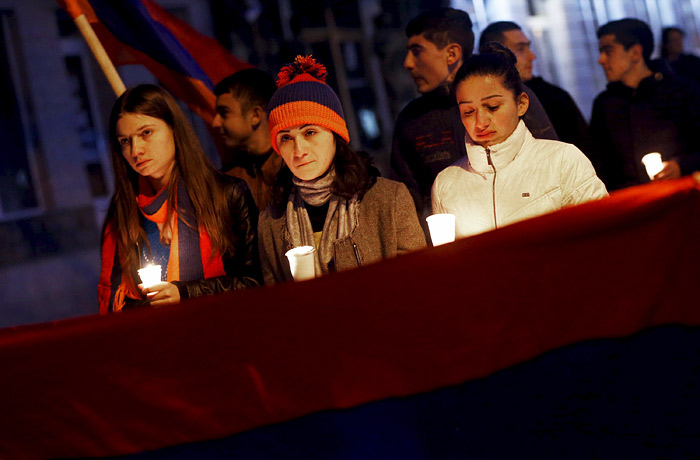 З іншого боку, раніше представник невизнаної НКР розповів про 300 убитих з азербайджанської сторони   Під час мітингу в пам'ять про загиблих під час недавніх боїв в Нагірному Карабасі   Фото: Reuters   Москва