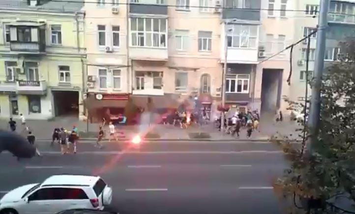 На місці інциденту були чутні хлопки, схожі на вибухи або постріли