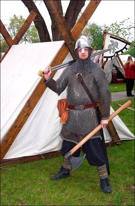 Але і після поширення меча бойова сокира, особливо на Заході, був, мабуть, його найголовнішим суперником