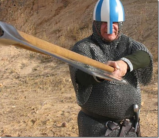 Сила удару, що рубає сокирою дуже велика за рахунок його великої маси і відносно короткою в порівнянні з мечем довжини леза