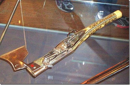 Вінцем подібного винахідництва став крикет - гібрид сокири з пістолетом, дуло якого знаходилося в торці рукояті, у леза, а сама рукоять служила стволом