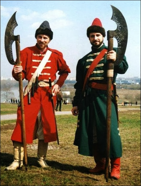 Його досить довгий виїмка, що утворюється втопленим в древко нижнім кінцем леза, повністю захищає руку, якою дуже зручно тримати древко в цьому місці, особливо коли потрібно змінити дистанцію бою