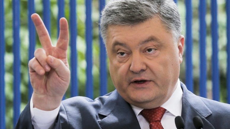 Перший термін перебування Порошенко при владі добігає кінця, рейтинг його популярності впав нижче всякого межі, і багато хто вважає неминучим завершення його політичної кар'єри