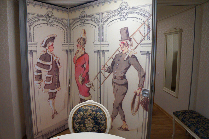 На них нанесені ескізи оригінальних костюмів учасників пантомім в цирку при Чинізеллі