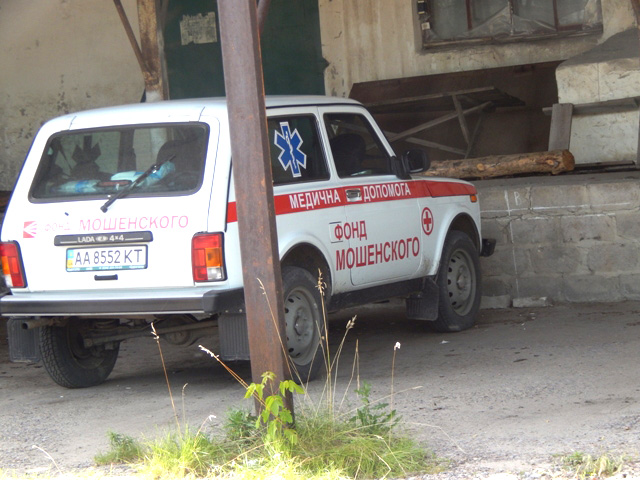 На цей раз спостерігачі зафіксували подаровані Мошенський машини медичної допомоги, дитячі майданчики, лавочки