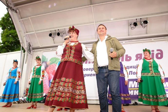 Він почав її задовго до офіційного старту, формуючи на місці імідж благодійника