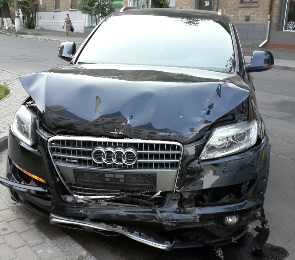 Audi Q7 скоїв наїзд на Toyota Auris і вирішив втекти з місця ДТП