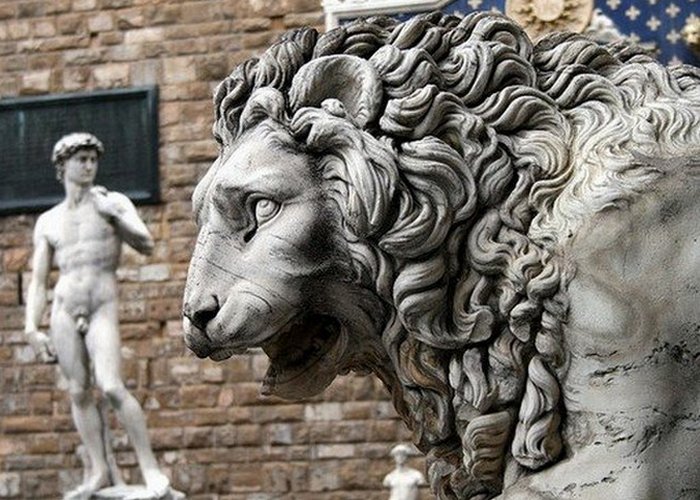 Спочатку замовлена ​​скульптура носила лише релігійний підтекст, проте в період створення статуї Флоренція вигнала сім'ю Медічі