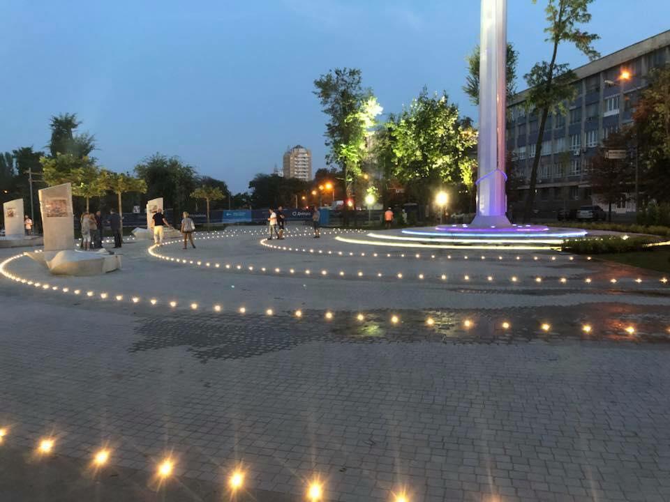 Незалежно від етнічної, релігійної та мовної приналежності, під цим прапором всі ми - єдине ціле, українська політична нація »