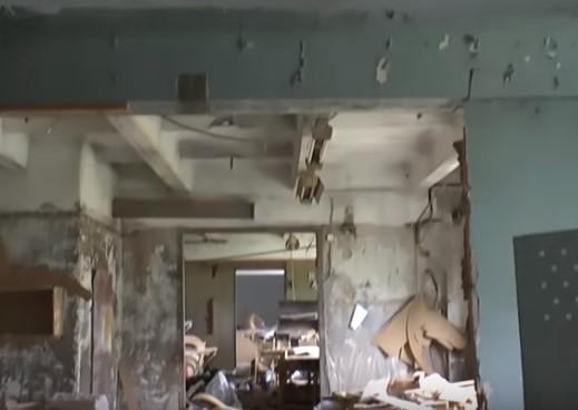 Сьогодні колишні банки і підприємства, які «запечатувалися» перед евакуацією персоналу, виглядають, як після масштабного погрому