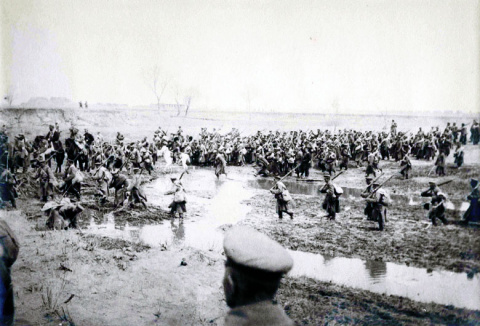 Фото в березні 1905 року, де 58 піхотний Прагського полк на переправі в Сандел, Маньчжурія