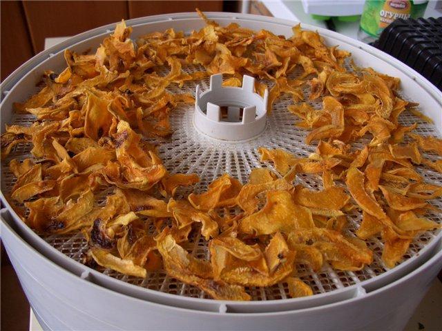 Шкода кураги і в тому, що вона має здатність знижувати тиск, тому гіпотонікам рекомендується вживати мінімальну кількість сушених абрикос, або зовсім відмовитися від неї