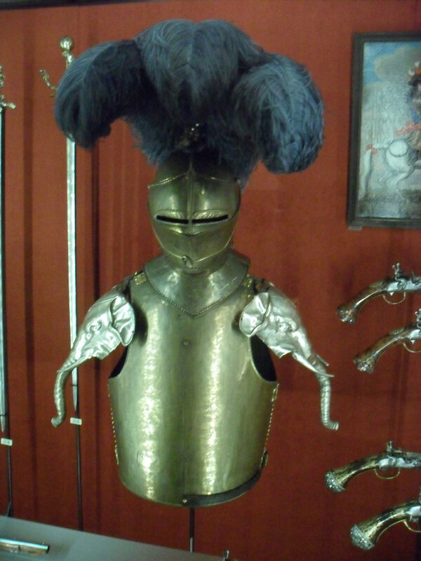 Запам'яталися мені незвичайні обладунки з наплічниками у вигляді слонячих голів: