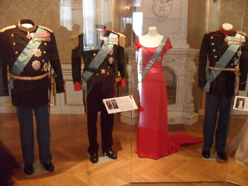 виставка туалетів найясніших осіб, створених кутюр'є (не пам'ятаю його імені) в середині 1990-х років: