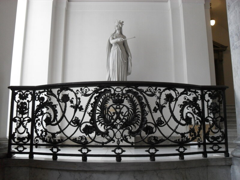 На виході з основної будівлі Кристиансборг стоять статуї кількох осіб царственого виду, наприклад: