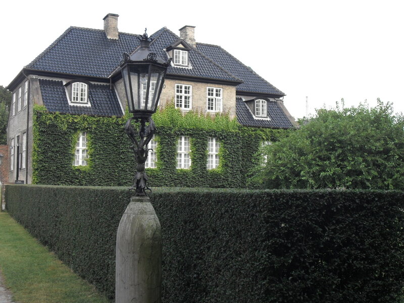 Поруч розташовані великий парк з численними скульптурами в різних стилях, а також господарські та адміністративні будівлі: