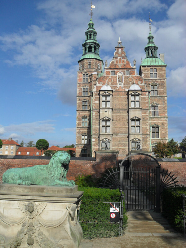 Перед доріжкою до входу в палац чергують забавного вигляду леви: