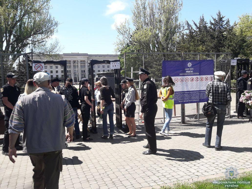 Біля будівлі Будинку профспілок встановлено стенд з фотографіями людей, які загинули під час заворушень 2 травня 2014 року