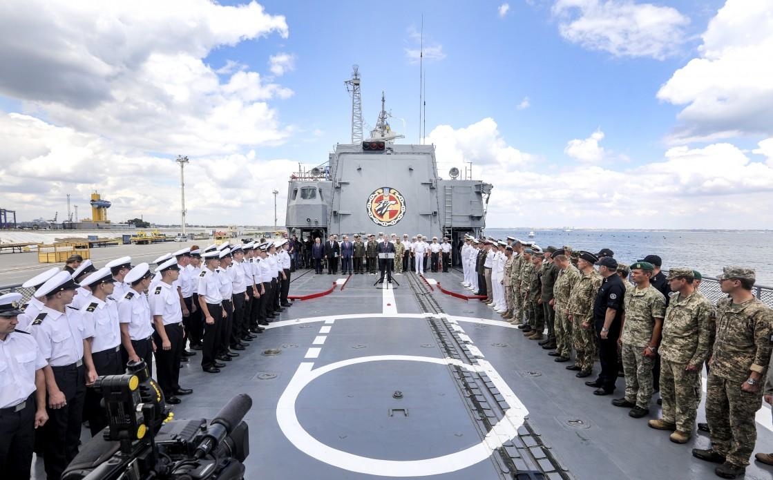 Порошенко також додав, що останнім часом значно посилено присутність російського угруповання в Азовському морі