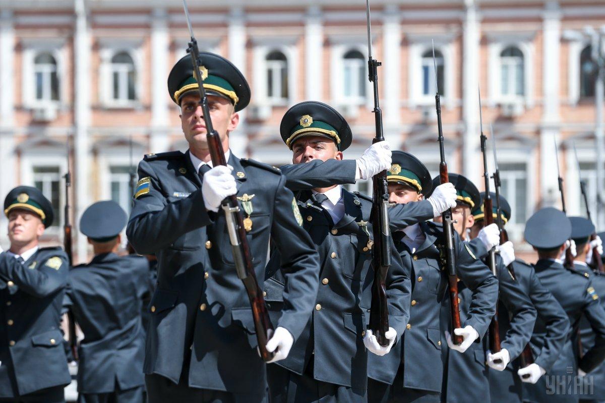 В ході виконання плац-параду його учасники відобразили державні символи України і контур нашої держави, в центрі якого майорів державний прапор України