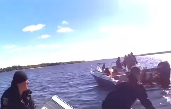 На борту швидкісного плавзасобу були двоє офіцерів поліції, а судном керував начальник Запорізького обласного управління рибгоспу