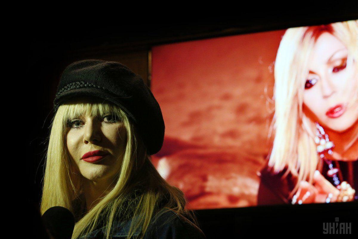 Перед початком концерту близько сотні активістів націоналістичних організацій зібралися на площі перед Львівським театром опери та балету і заблокували вхід в будівлю