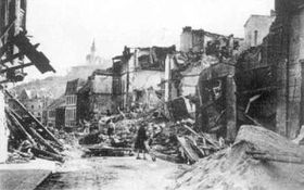 Усті-на-Ельбі після бомбардування, 1945 р   «Це був вибух на складі військових боєприпасів, що стався після обіду в кварталі Красне Бржезно