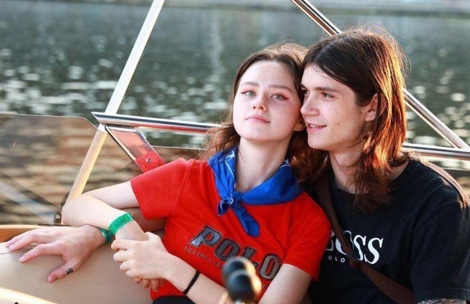 Молоді люди, як стверджується, часто викладали в мережу фотографії з алкоголем і легкими наркотиками