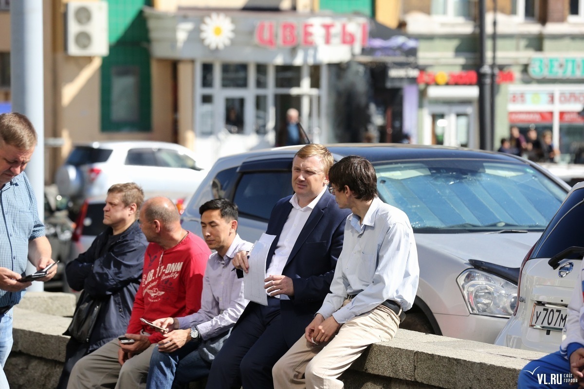 До акції приєдналися активісти «Лівого фронту» з прапорами