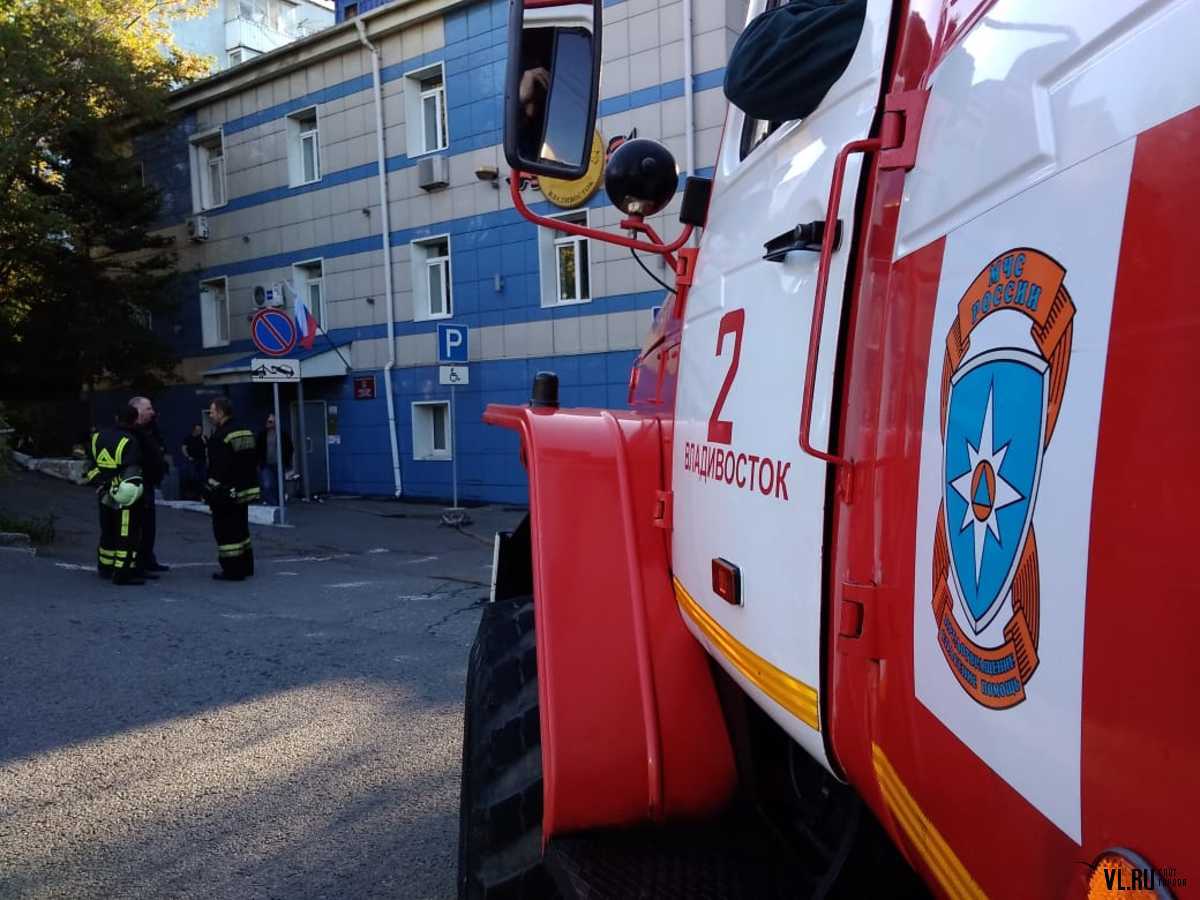 Зараз до будівлі приходять працівники територіальної виборчої комісії і не можуть потрапити на роботу, не розуміючи, чому двері закриті