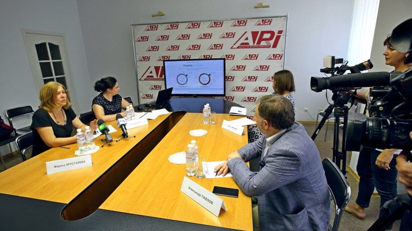  Власне на це звертали увагу спікери зустрічі і відзначали, що до виборів ситуація може змінитися кілька разів