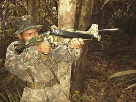 Боєць бразильської армії з арбалетом