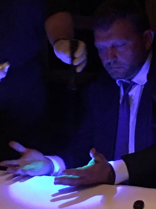 На річках пакета залишилися сліди маркованої рідини, що і стало підставою для затримання Білих на місці