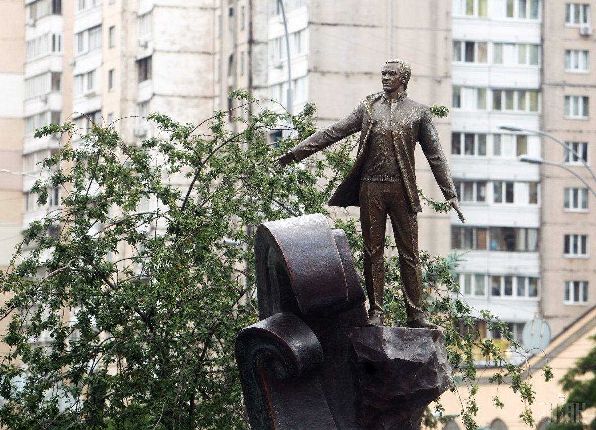 Сквер розташований на перехресті проспекту В'ячеслава Чорновола та вулиці Січових Стрільців