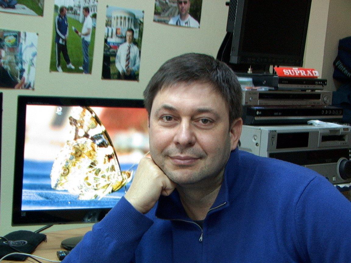 Якщо громадянин України є також громадянином іноземної держави, то в правовідносинах з Україною він визнається лише громадянином України