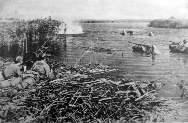 Солдати пливли, тримаючись за дерева, колоди, дошки, і тонули тисячами