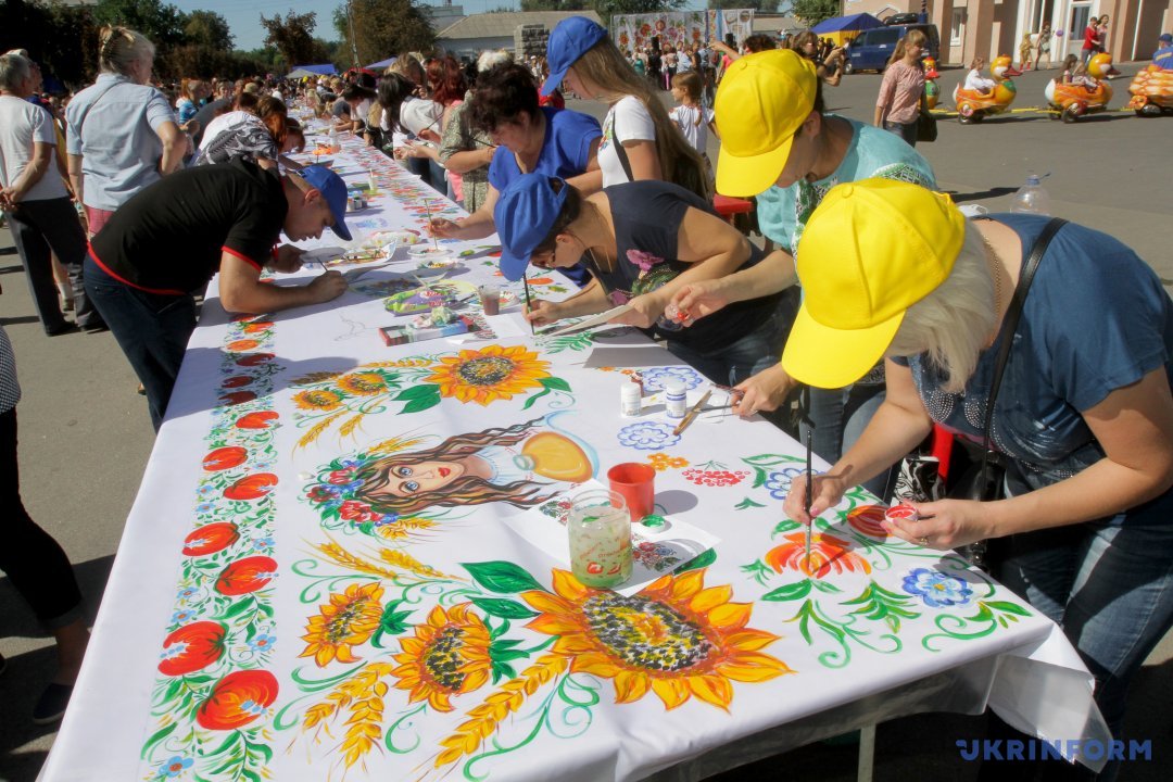 Предыдущий похожий рекорд - 120-метровый бегунок украшает забор в центре поселка