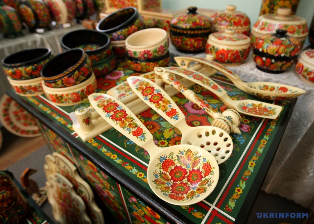 Также среди популярных сувениров - ящики, писанки, кухонные наборы