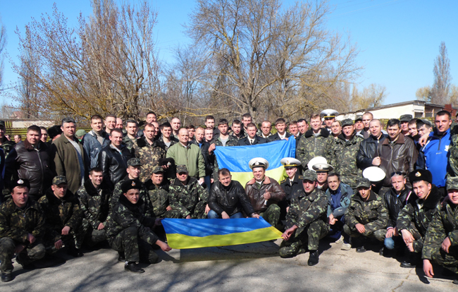 Злітна смуга спрямована зі сходу на захід, виходить прямо в море, тому льотчик відразу після зльоту виявляється над Чорним морем