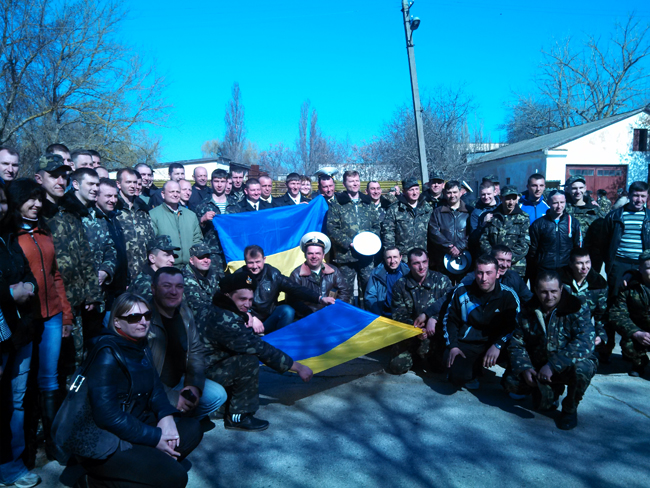 Не гаючи часу, вони відразу спробували заблокувати КПП