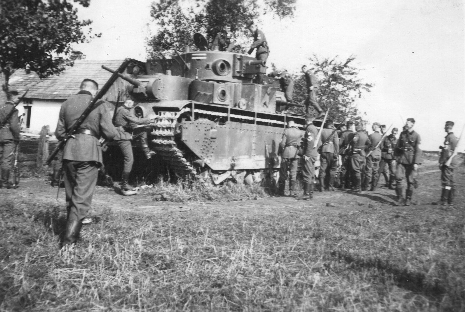 У німців танк викликав не панікуйте, а своєрідне цікавість: дуже вже любили вони фотографуватися на тлі цих гігантських машин