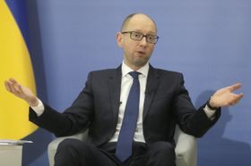 Український прем'єр-міністр Арсеній Яценюк (Фото: ЧТК)   Протягом чотирьох днів у світ вийшли два газетних інтерв'ю і одне радіоінтерв'ю