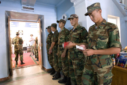 Таким чином, порушення в ході виборів були видні неозброєним оком і помилки членів виборчих комісії були помітні навіть простим громадянам, а не тільки спеціально навченим спостерігачам