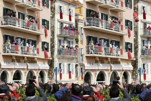 Вважається, що таким чином їх власники позбавляються від зла і всього недоброго, який накопичився в будинку