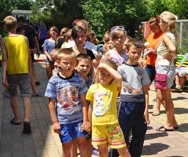 Як розповів голова організації інвалідів в Донецькій області «Сфера милосердя» Ігор     Вайман, в санаторії «Куяльник» сьогодні розміщені 85 осіб, з них 19 інвалідів-візочників, діти інваліди 2 та 3 групи і їх батьки