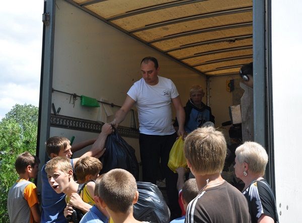 Поки чиновники і громадські працівники   вирішують їх долі,   самі біженці намагаються не сумувати і активно шукають роботу