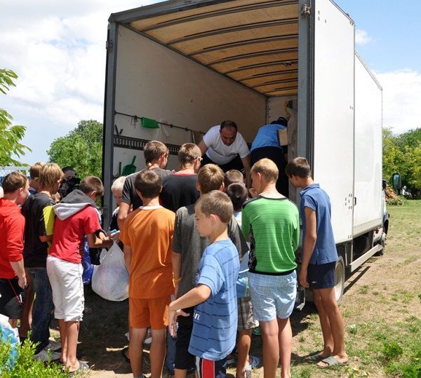 Мова йде про повне забезпечення інвалідів та членів їх сімей, а також простих переселенців одягом, взуттям, засобами гігієни, побутовими предметами