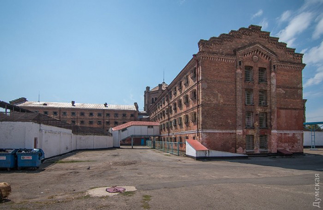 Там ситуація з порядком поки не стає суспільним надбанням, але організована злочинність вже контролює багато аспектів роботи ізолятора 