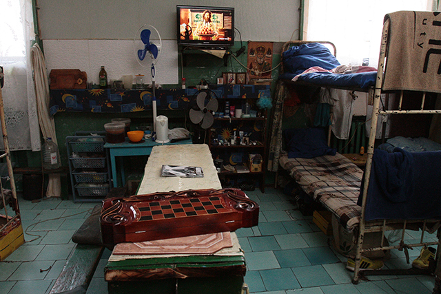 - Плюс грибок на стінах, який просто неможливо вивести, весь час присутня в житті ув'язнених 